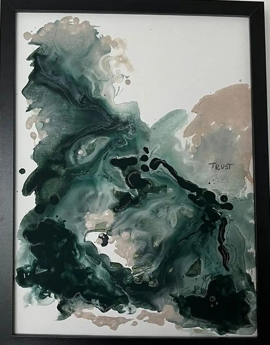 Gerahmtes Fluid-Bild von Pia Rump in dunklem Moosgrün und gedämpftem Rosé, im Werk steht das Wort TRUST